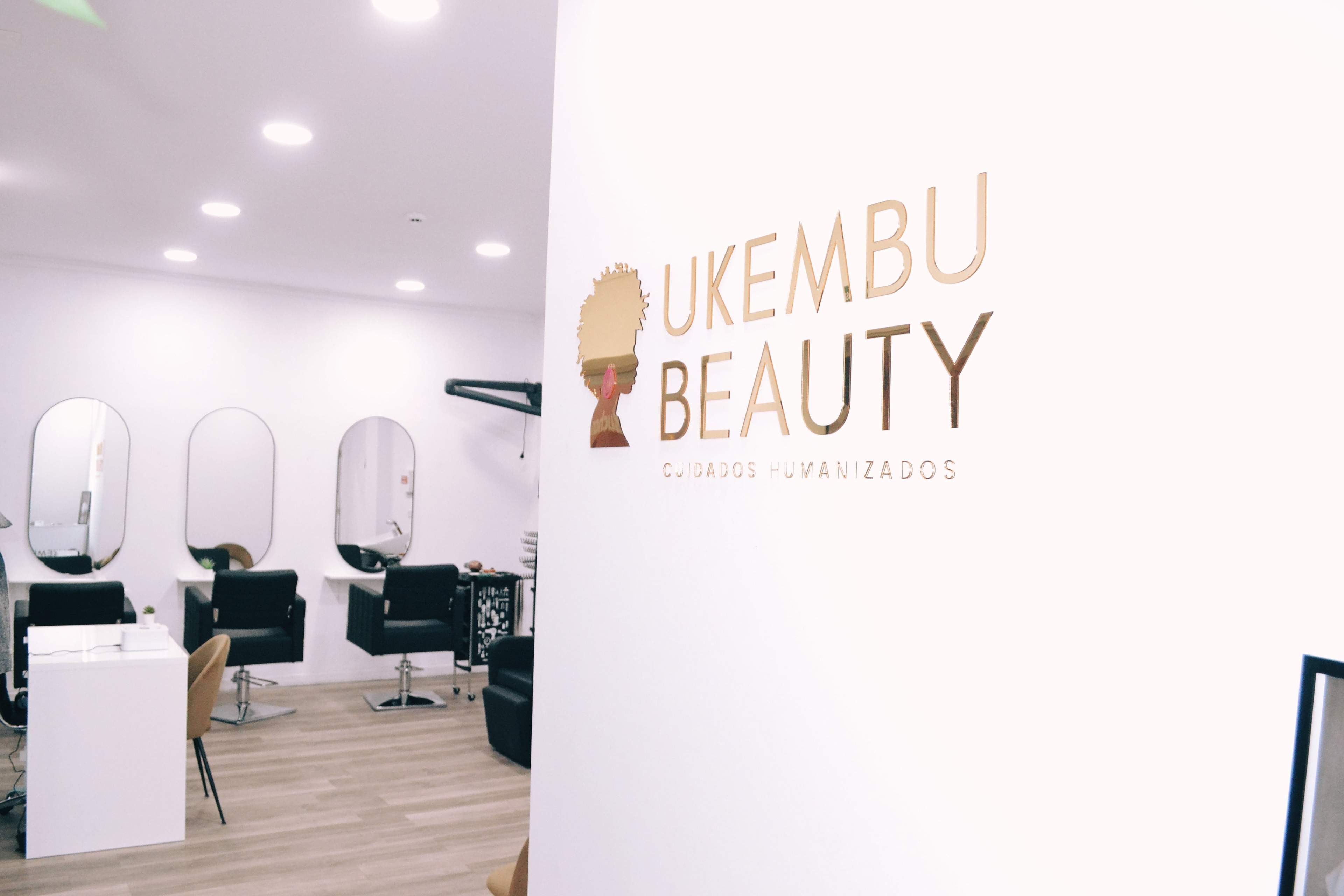 Ambiente acolhedor do espaço Ukembu Beauty